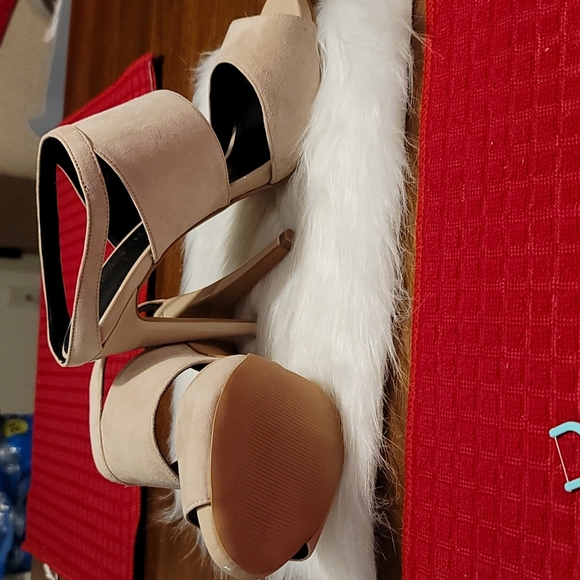 Shoes - Picture 3 of 4